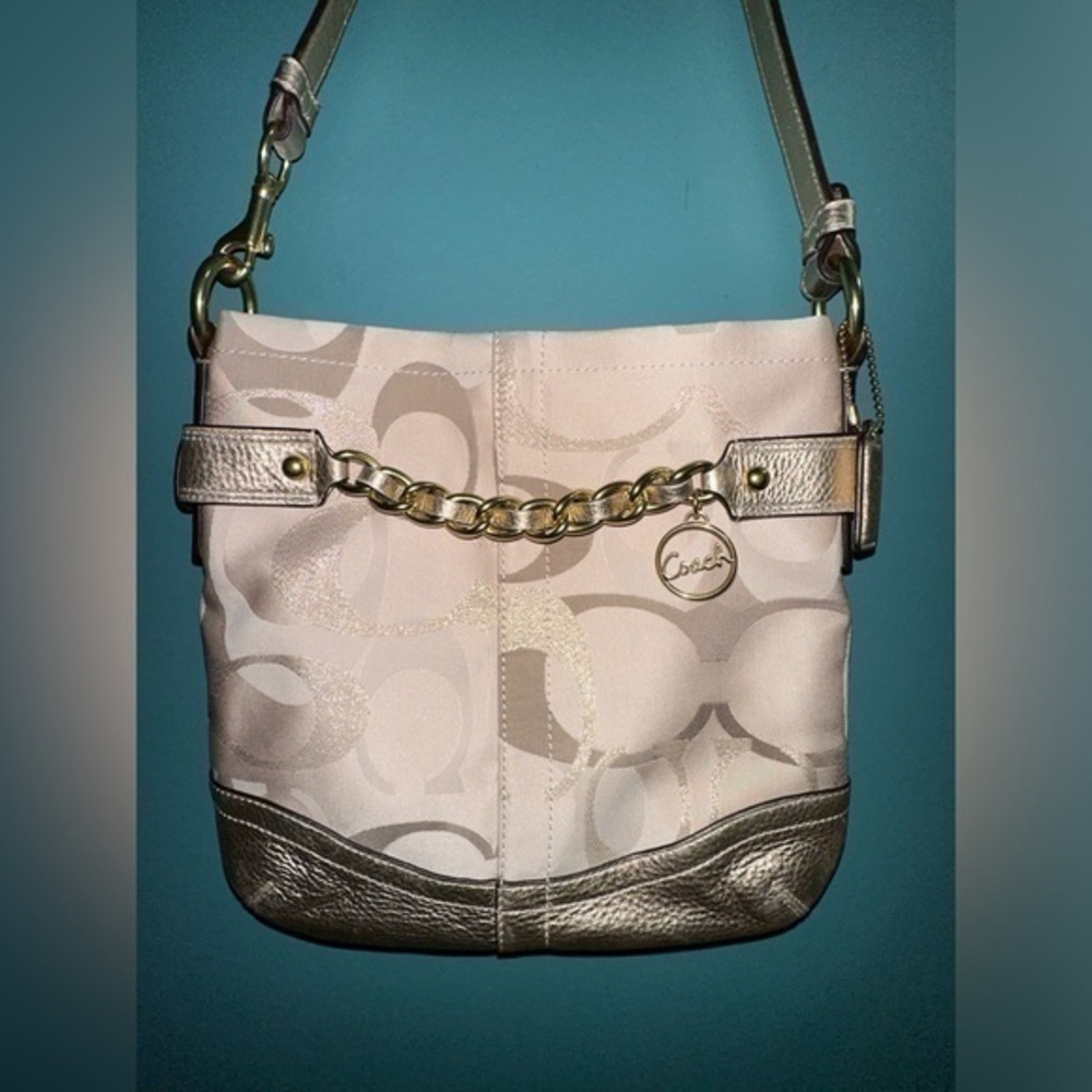 NWOT- COACH 19820 Optic Metallic Signature Chain North/South with Gold. Leather